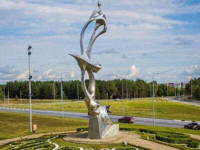 «Полёт» — скульптурная композиция в Сургуте, установленная на въезде в город со стороны аэропорта, 22-метровая стела, напоминающая взлетающую птицу с распахнутыми крыльями