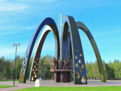 «Монумент трудовому подвигу поколений нефтяников Сургутнефтегаза». Скульптурная композиция расположена на площади Нефтяников