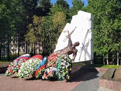 Памятник воинам-интернационалистам расположен в сквере «Центральный»