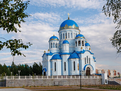 Свято-Троицкий кафедральный собор в Сургуте расположен на пересечении улиц Мира и Островского