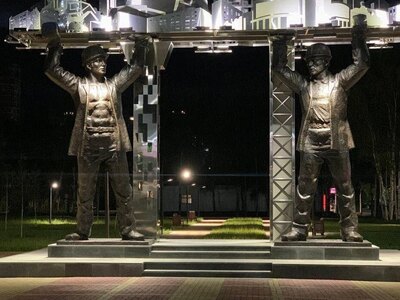 Монументально-скульптурная композиция «Строителям Сургута посвящается» установлена в историческом сквере «Строитель»